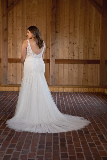 Essense of Australia #D3335 #4 default (IVIV-PL) Ivory Lace and Tulle ov Ivory Gown w Porcelain Tulle Plunge thumbnail